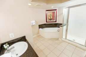 Yacht Club 1 301 Balcony studio waterway view - Winter Rental Friendly